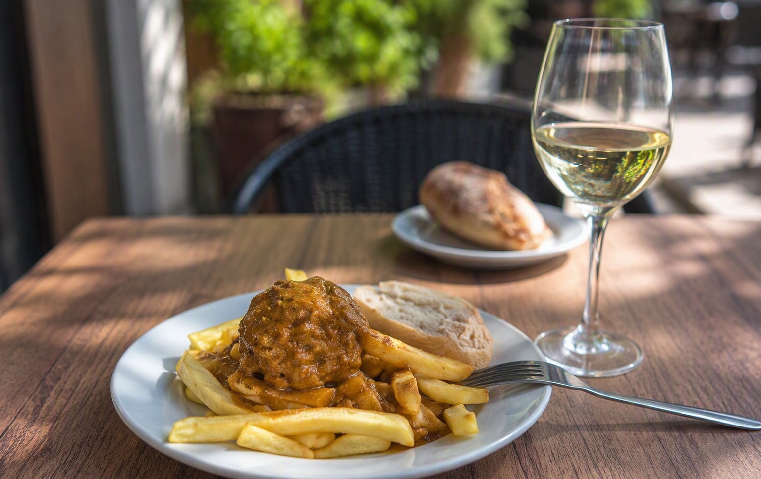 Albóndigas de ternera con patatas del Mesón Los Arcos, plato casero en Almuñécar